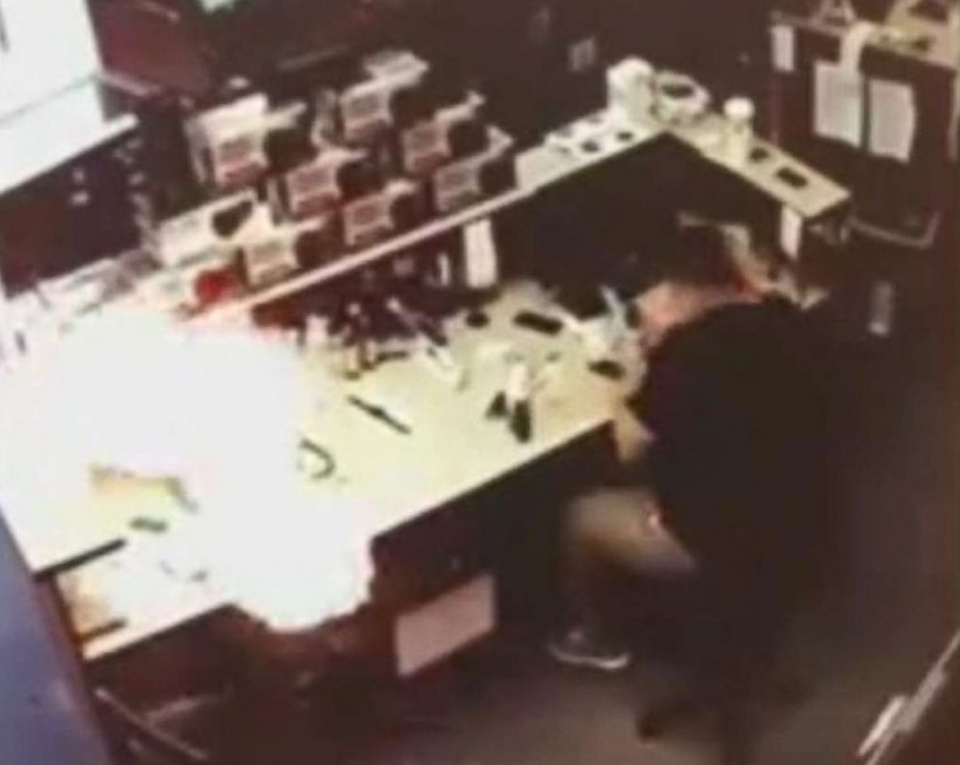 iphone phat no khi dang duoc thay man hinh