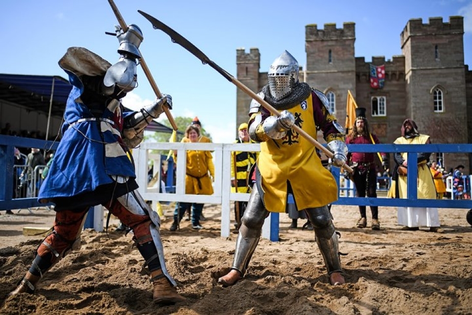 Tái hiện hình ảnh các hiệp sĩ thời trung cổ giao tranh dữ dội hinh anh tai hien cac hiep si thoi trung co giao tranh du doi