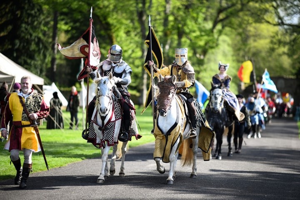 Tái hiện hình ảnh các hiệp sĩ thời trung cổ giao tranh dữ dội hinh anh tai hien cac hiep si thoi trung co giao tranh du doi