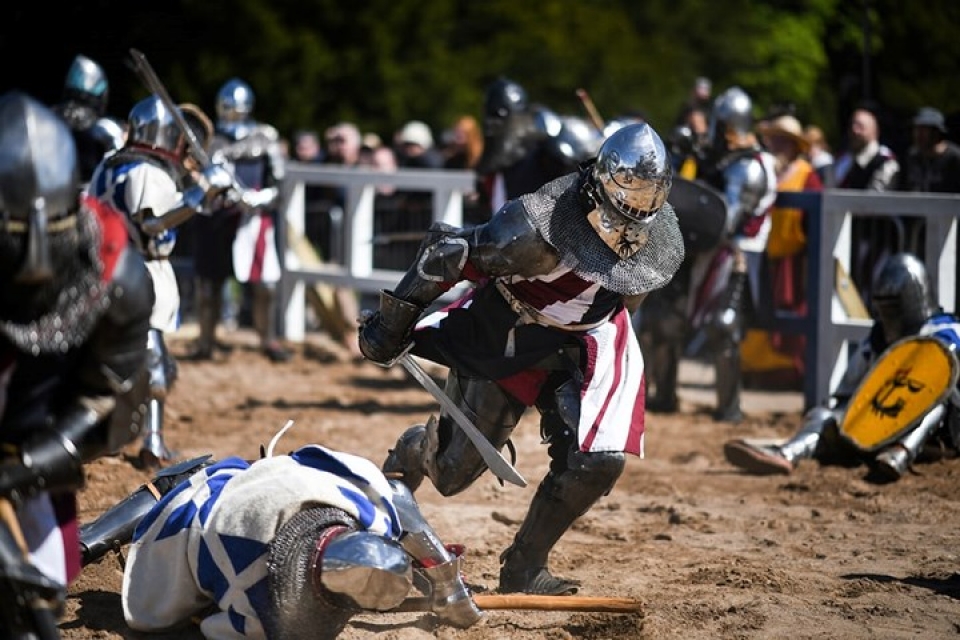 Tái hiện hình ảnh các hiệp sĩ thời trung cổ giao tranh dữ dội hinh anh tai hien cac hiep si thoi trung co giao tranh du doi