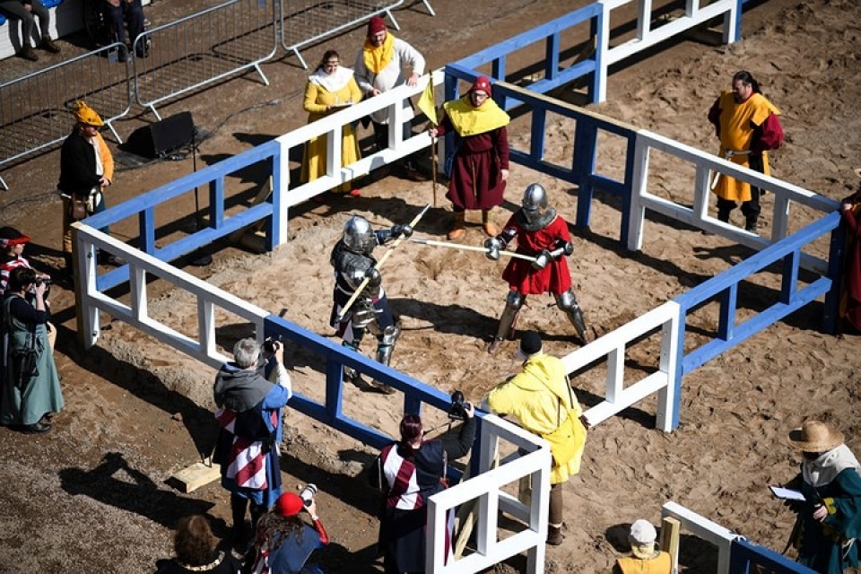 Tái hiện hình ảnh các hiệp sĩ thời trung cổ giao tranh dữ dội hinh anh tai hien cac hiep si thoi trung co giao tranh du doi