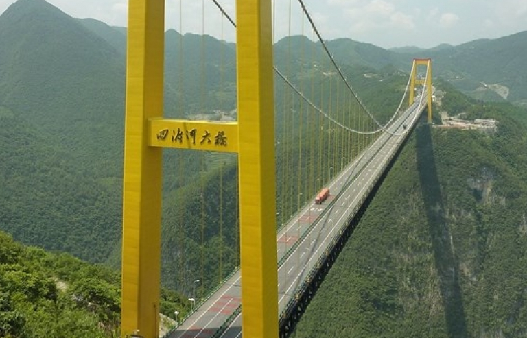 Du khách sẽ rùng mình khi đi trên những cây cầu này