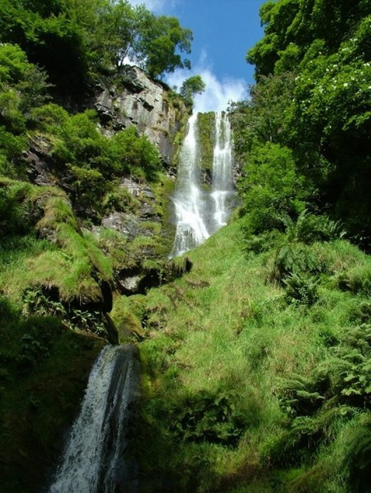 Trượt chân ngã xuống thác nước cao 45m, bé 3 tuổi may mắn sống sót be 3 tuoi truot chan nga xuong thac nuoc cao 45m van may man song sot