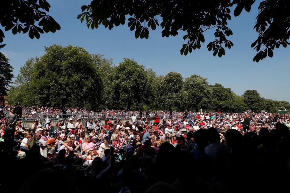 phong vien reuters ke ve hau truong chup anh dam cuoi hoang gia anh