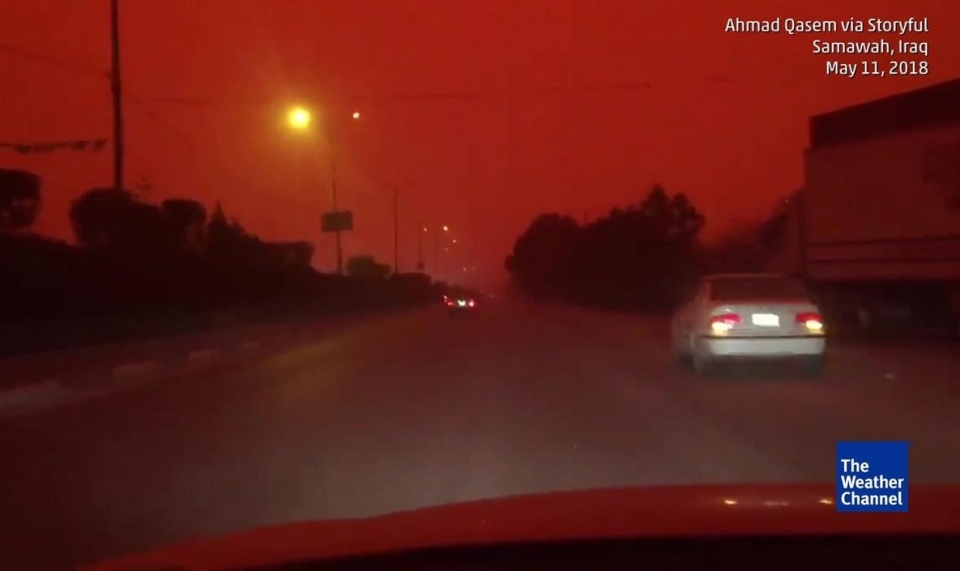 choang vang sac troi do mau nhu ngay tan the