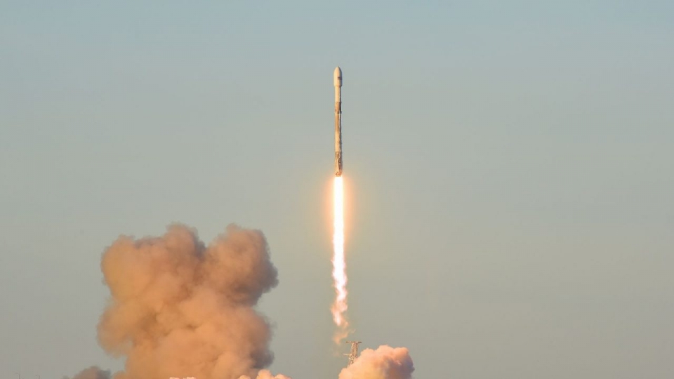 spacex dua hai ve tinh giam sat muc nuoc trai dat len vu tru