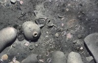 phat hien vat the giong iphone trong ham mo 2100 nam tuoi