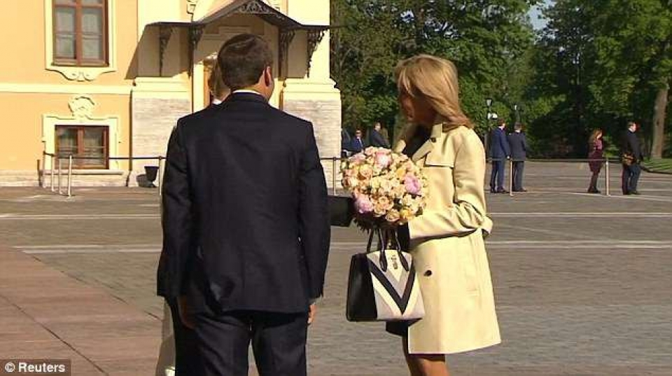 Tổng thống Putin đón phu nhân Tổng thống Pháp với cử chỉ cực lãng mạn tong thong putin don phu nhan tong thong phap voi cu chi cuc lang man