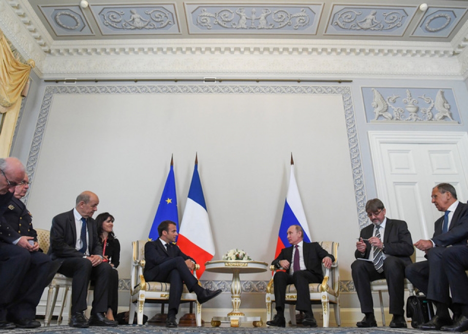 Tổng thống Putin đón phu nhân Tổng thống Pháp với cử chỉ cực lãng mạn tong thong putin don phu nhan tong thong phap voi cu chi cuc lang man