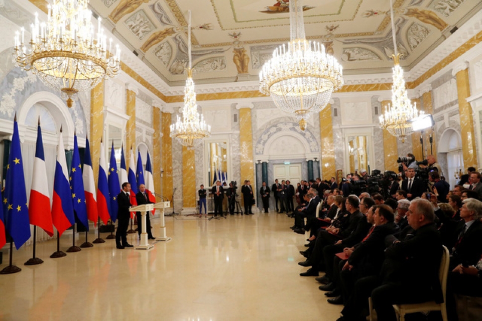 Tổng thống Putin đón phu nhân Tổng thống Pháp với cử chỉ cực lãng mạn tong thong putin don phu nhan tong thong phap voi cu chi cuc lang man