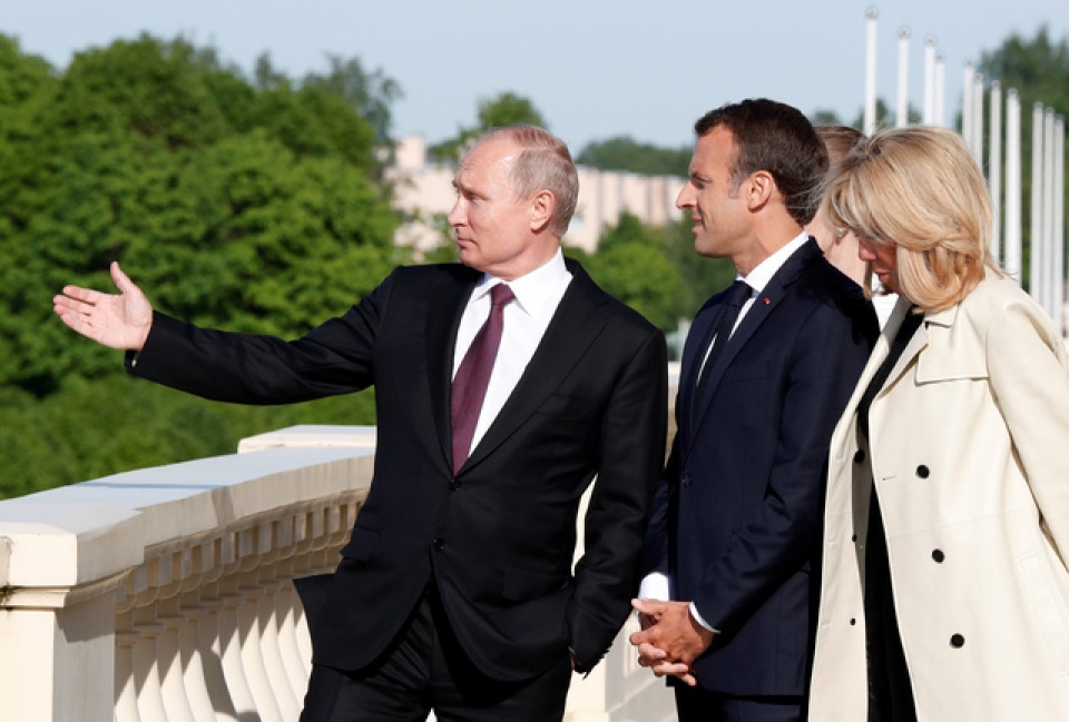 Tổng thống Putin đón phu nhân Tổng thống Pháp với cử chỉ cực lãng mạn tong thong putin don phu nhan tong thong phap voi cu chi cuc lang man