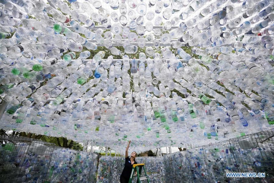 Xây nhà bằng... 15.000 chai nhựa hinh anh ngoi nha doc dao duoc xay dung tu 15000 chai nhua