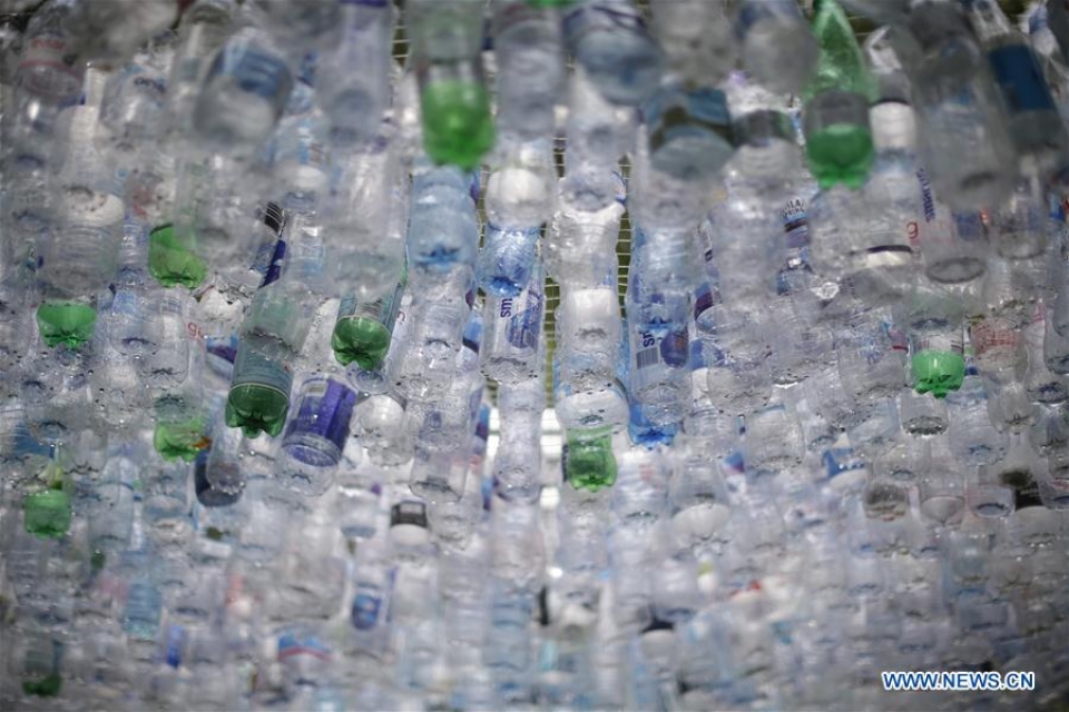 Xây nhà bằng... 15.000 chai nhựa hinh anh ngoi nha doc dao duoc xay dung tu 15000 chai nhua