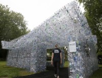 Xây nhà bằng... 15.000 chai nhựa