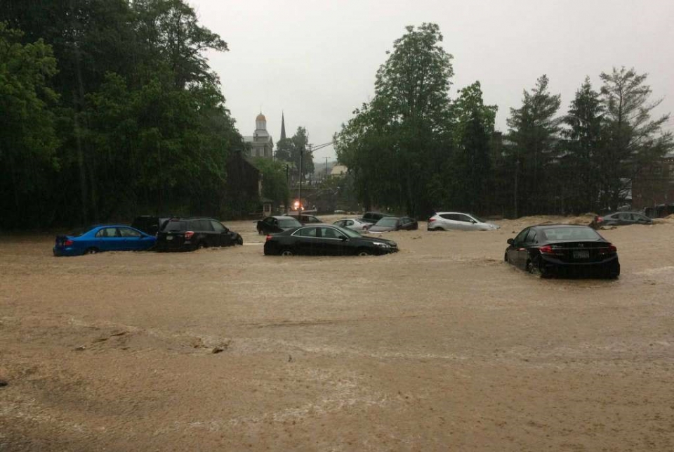 nuoc lu bat ngo bua vay thanh pho my cuon phang nhieu oto