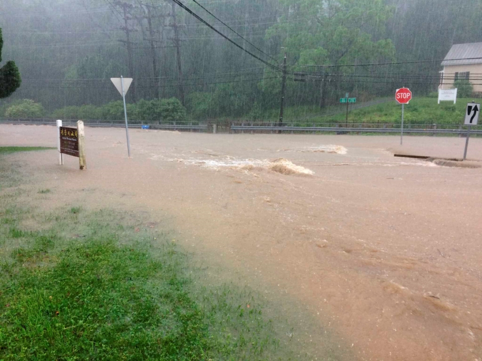 nuoc lu bat ngo bua vay thanh pho my cuon phang nhieu oto