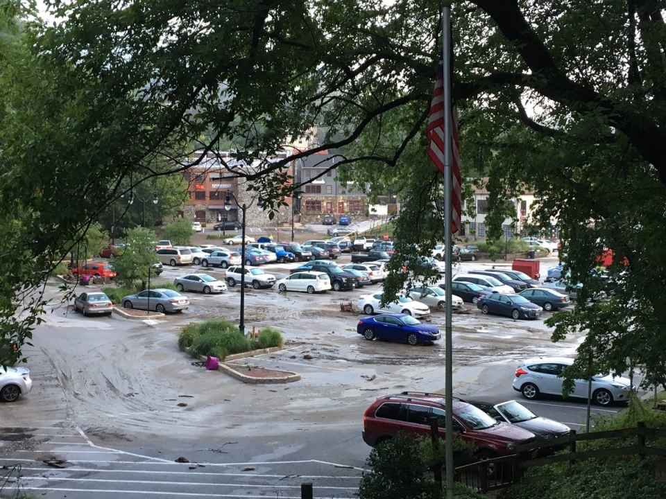 nuoc lu bat ngo bua vay thanh pho my cuon phang nhieu oto