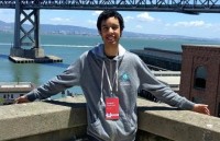 be 5 tuoi goi duong day nong moi canh sat den mung sinh nhat