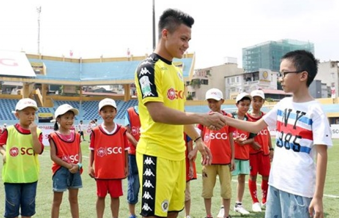 Dàn sao tuyển U23 Việt Nam giao lưu cùng các em nhỏ dịp 1/6