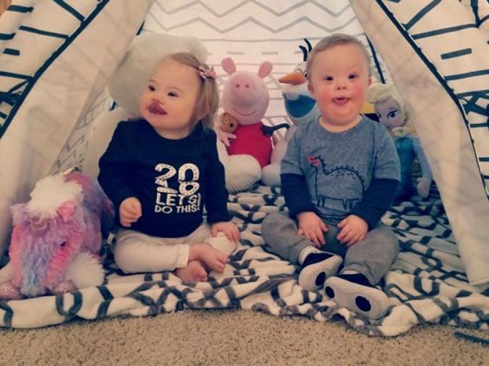 tinh ban day thu vi cua hai em be mac hoi chung down