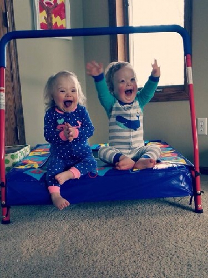 tinh ban day thu vi cua hai em be mac hoi chung down