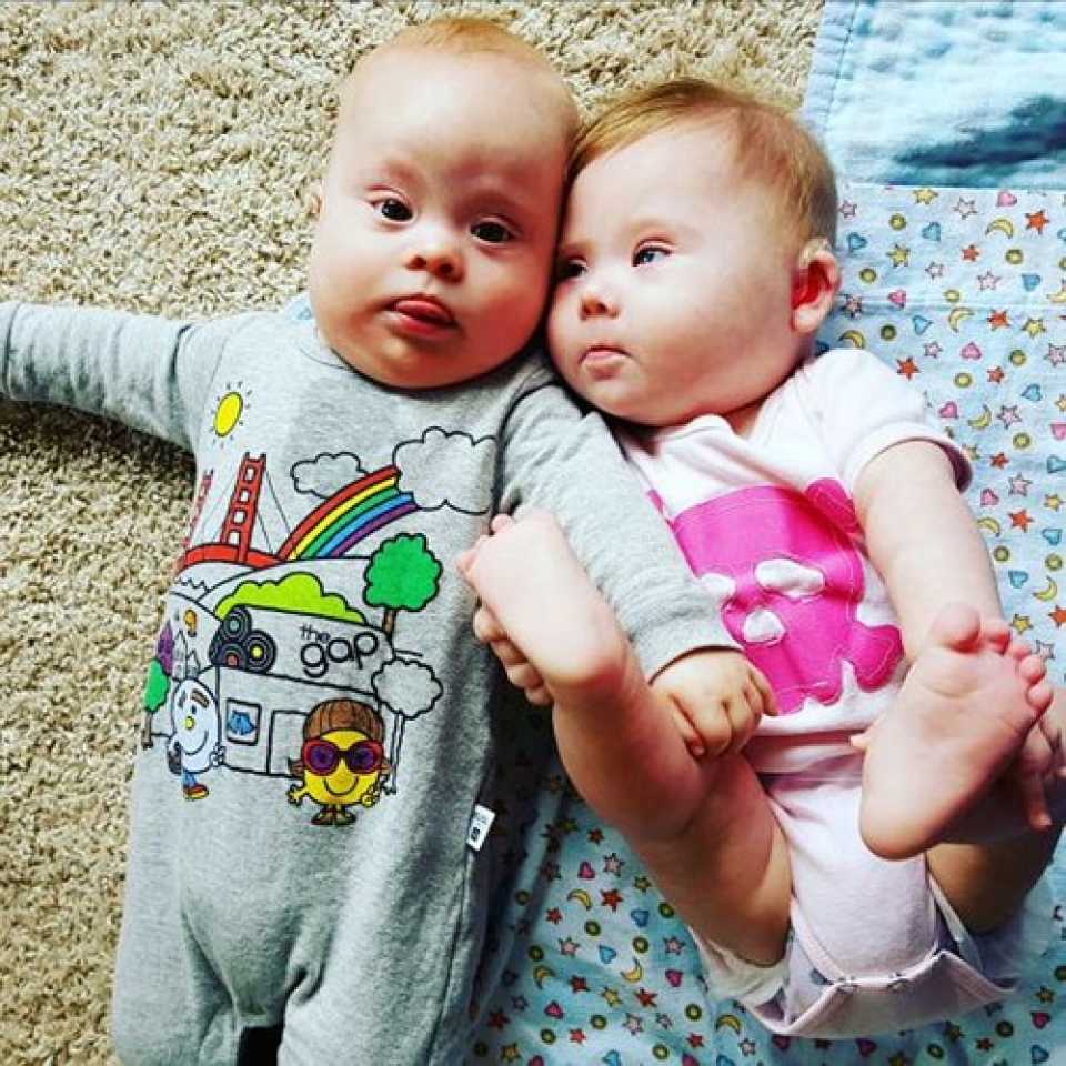 tinh ban day thu vi cua hai em be mac hoi chung down