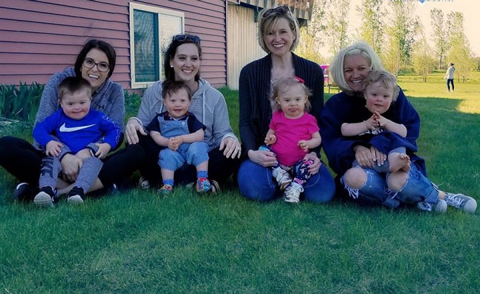 tinh ban day thu vi cua hai em be mac hoi chung down