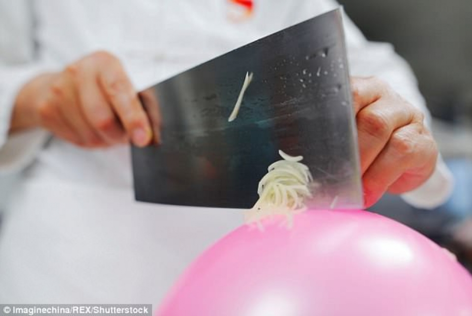 Siêu bếp trưởng dùng bóng bay làm thớt để cắt khoai tây thành sợi mỏng sieu bep truong dung bong bay lam thot de cat khoai tay thanh soi mong