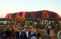 Australia: Du khách đổ xô lên núi Uluru trước khi bị đóng cửa vĩnh viễn