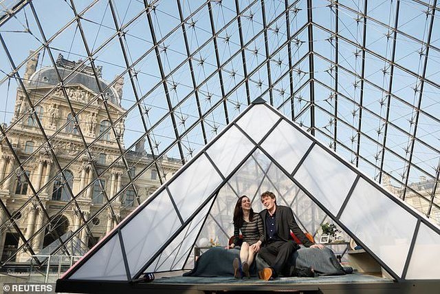 cap doi hen ho truoc nang mona lisa an toi truoc than ve nu