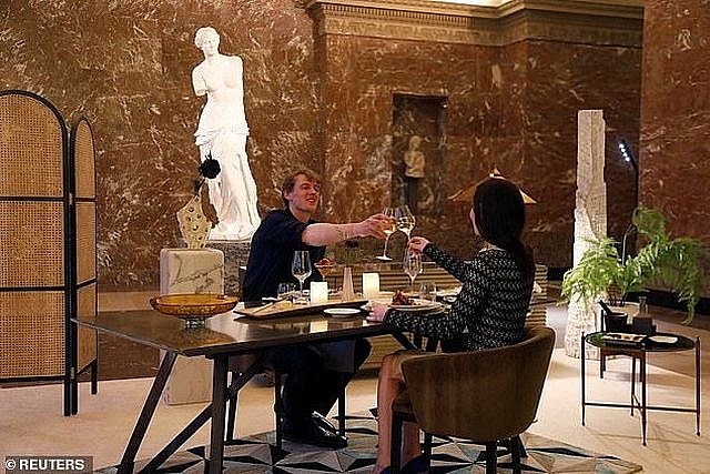 cap doi hen ho truoc nang mona lisa an toi truoc than ve nu