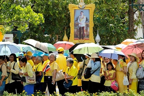 nguoi dan thai lan xep hang dai xi cho dep cho xem le ruoc tan vuong