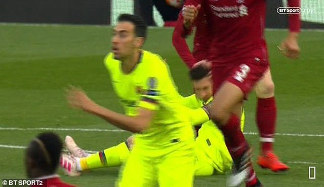 messi tuc gian bi hau ve liverpool choi xau