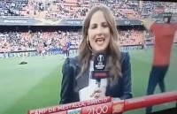 Europa League: Bị sút bóng trúng đầu, nữ phóng viên "mất tích" trên sóng trực tiếp