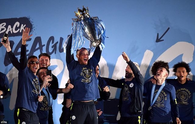 man city an mung vo dich premier league tai etihad trong dem