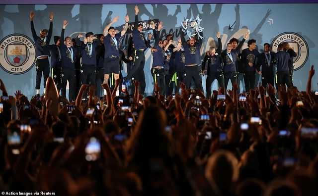 man city an mung vo dich premier league tai etihad trong dem