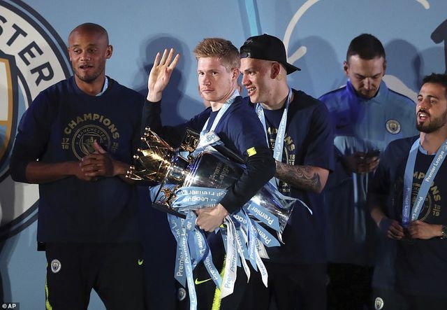 man city an mung vo dich premier league tai etihad trong dem