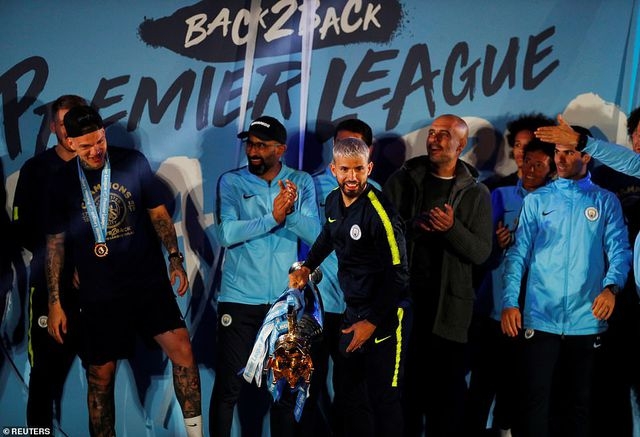 man city an mung vo dich premier league tai etihad trong dem