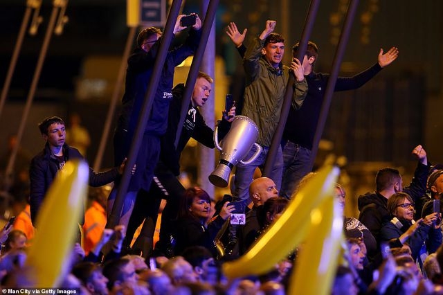 man city an mung vo dich premier league tai etihad trong dem