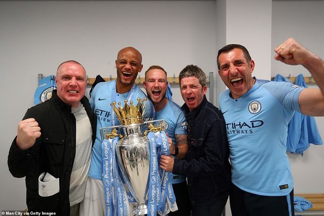 man city an mung vo dich premier league tai etihad trong dem