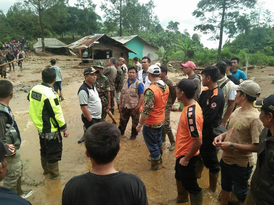 indonesia sap mo vang nhieu nguoi thiet mang va bi chon vui