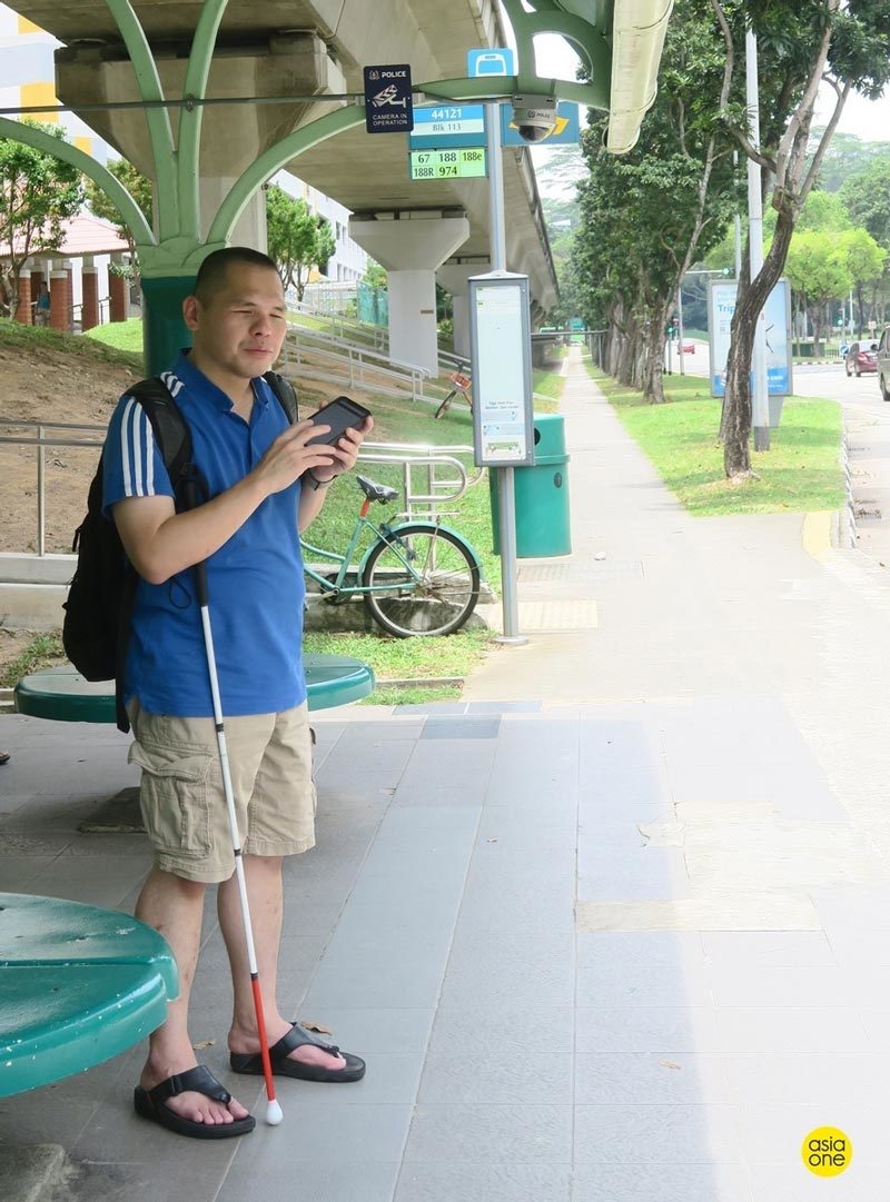 xem nguoi mu bam dien thoai nhanh hon nguoi sang mat