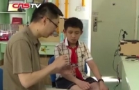 buc anh mot ngay vat va cua be gai 5 tuoi gay sot mang xa hoi