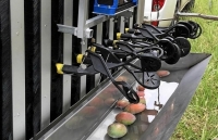 nhat ban ky su o to sang che robot vit lam viec tren ruong lua