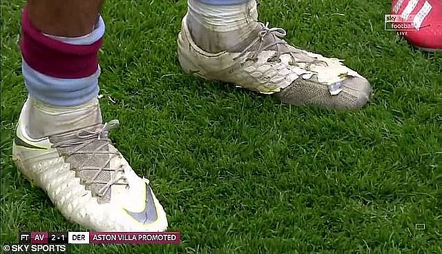 jack grealish mang doi giay rach toi ta o tran cau dat gia nhat the gioi