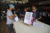 Vừa nới lỏng lệnh phong tỏa, người dân Ấn Độ 'rồng rắn' mua rượu bia