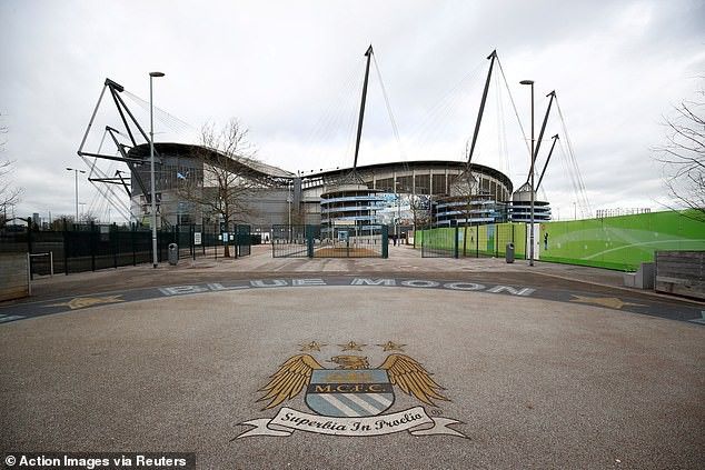 premier league da san trung lap old trafford duoc chon anfield bi gach ten
