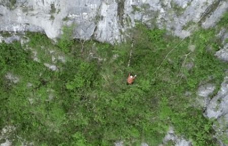 Trung Quốc: 'Người nhện dọn rác' trên vách núi cao 1.400 m