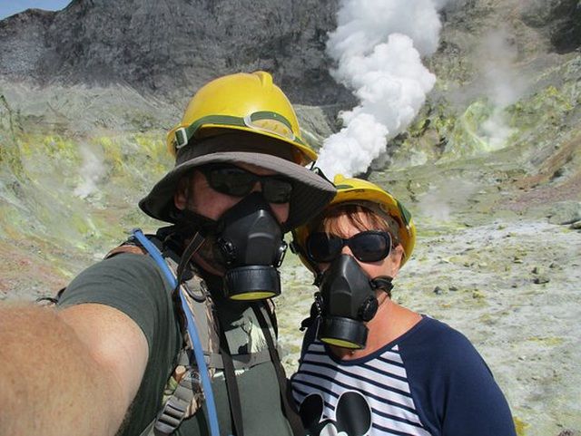hon dao chet choc den tham phai deo mat na chong hoi doc
