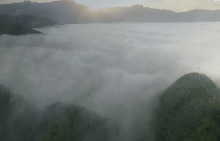 Mây cuồn cuộn 'tuôn chảy' từ đỉnh núi cao 3.000m như thác chảy